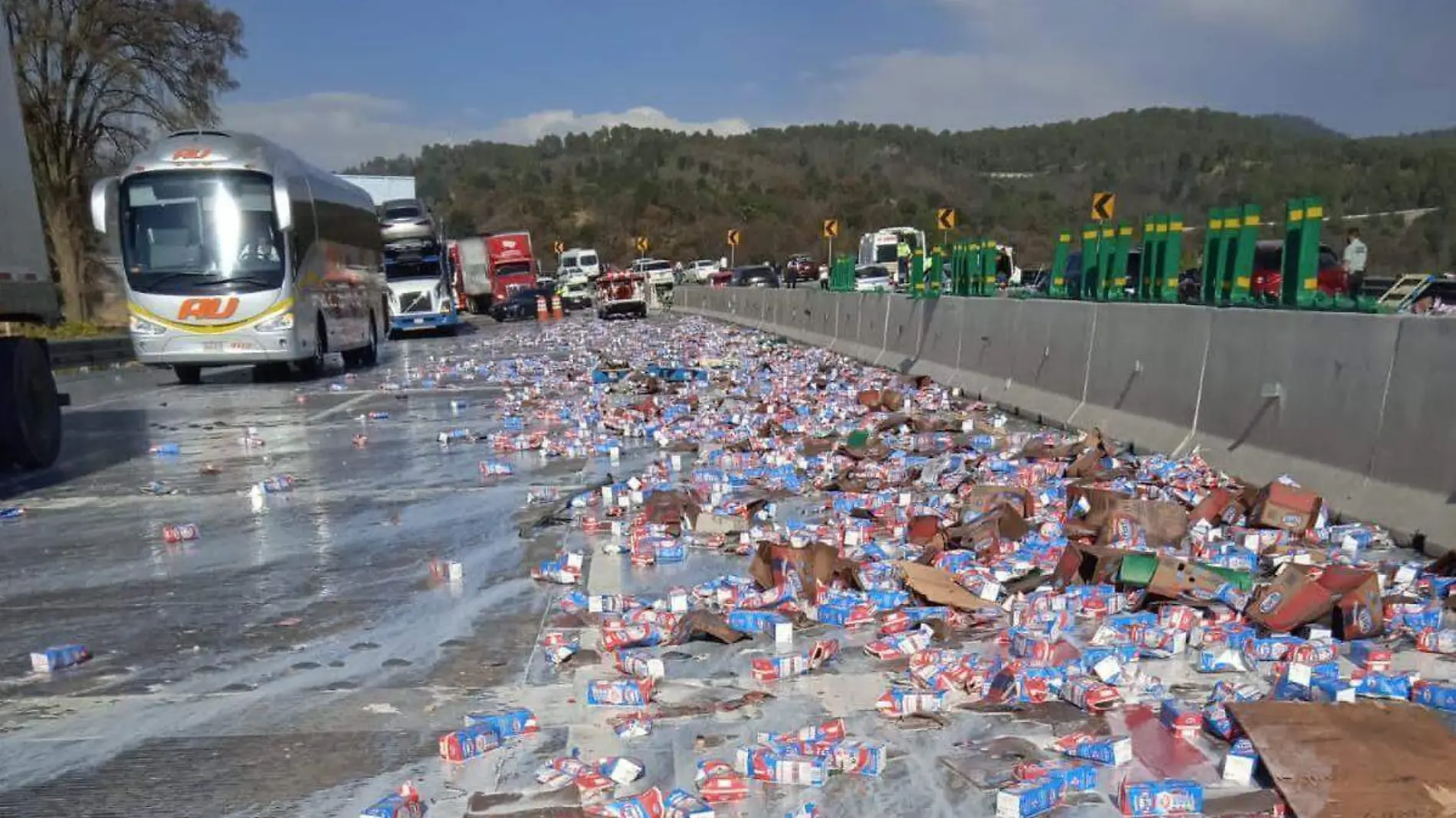 Rapiña en la México-Puebla tras volcadura de tractocamión cargado con leche